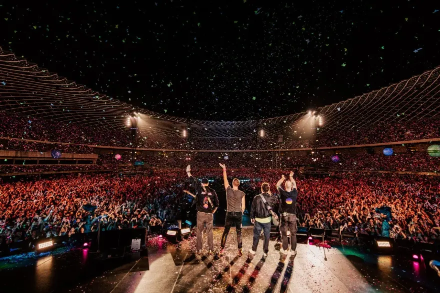 Coldplay⾼雄開唱5萬粉絲嗨爆！撩粉秀中⽂「我們愛你」　BTS另類助陣