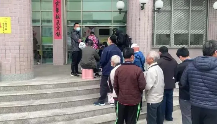 影/年年搶手！鹿港「鹿溪宴」200桌秒殺　73歲翁不畏寒徹夜排隊