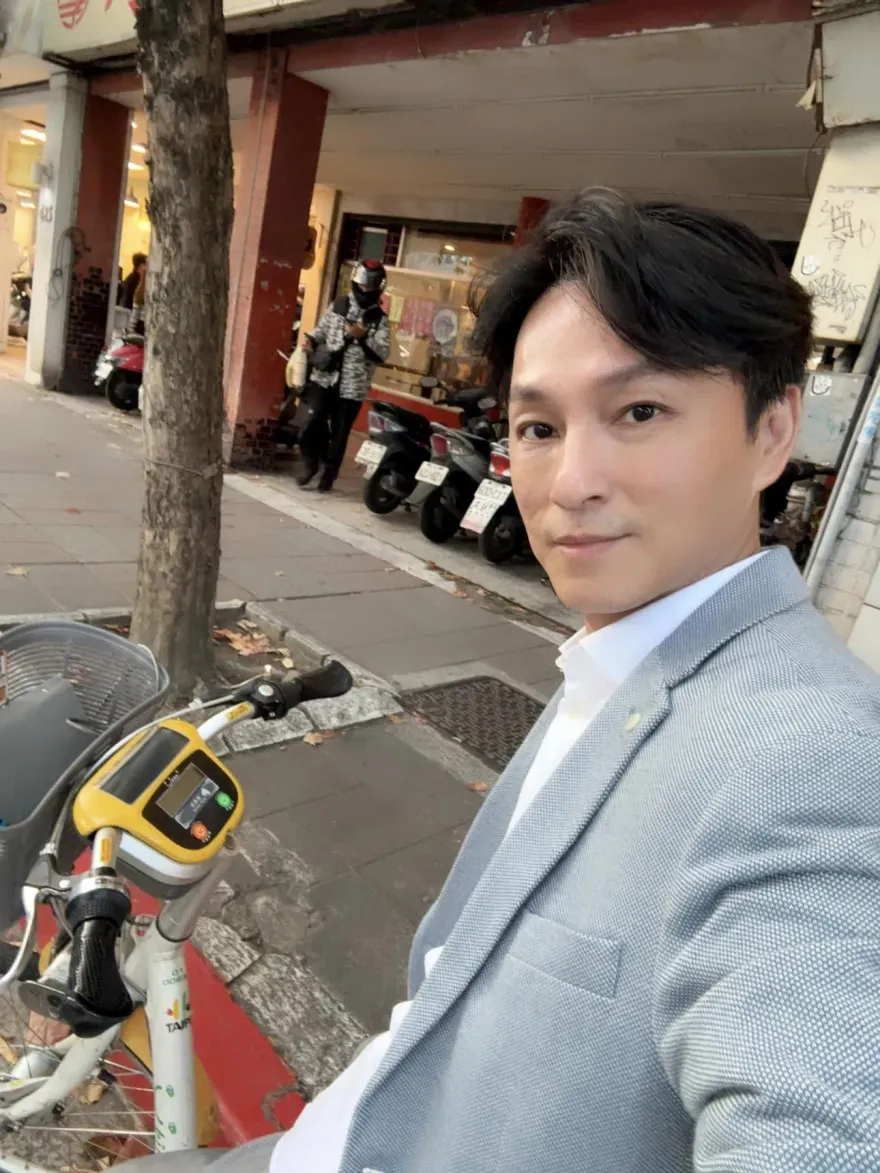 會被看笑話？狄志為「穿西裝」騎YouBike拜訪客戶…嘆：真的很怪嗎