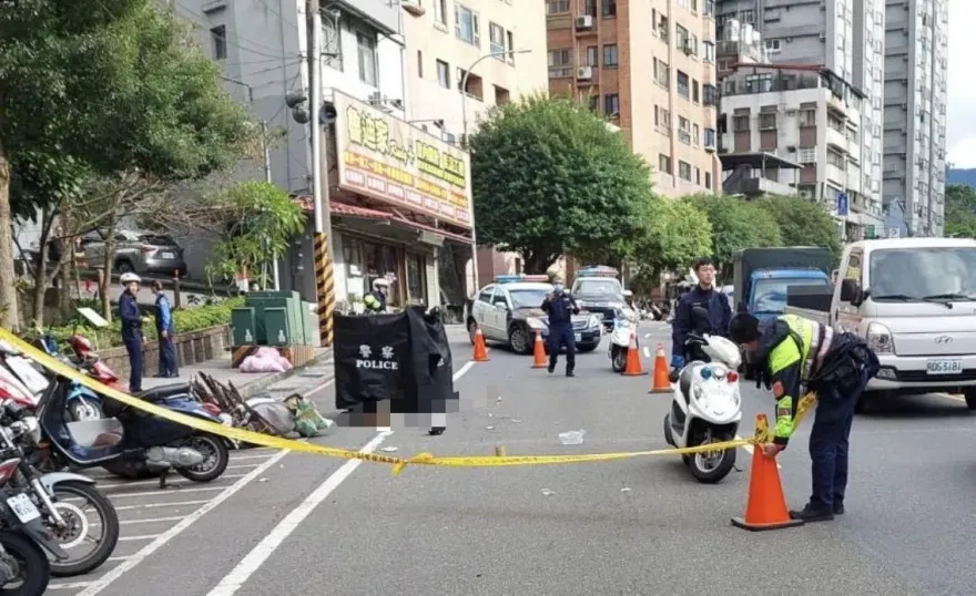 快訊/新店砂石車擦撞肇逃　機車騎士遭輾當場死亡