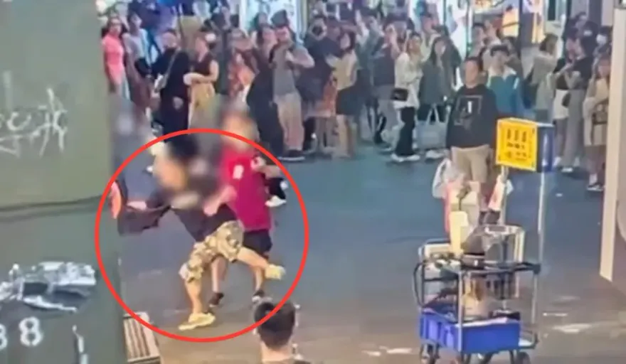 影/西門町攤商竟是毆人慣犯　持炸臭豆腐鐵夾打爆路人頭