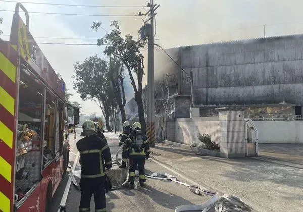 快訊/高雄大寮自行車廠竄火煙　鋁粉閃燃恐爆炸警消動員搶救中