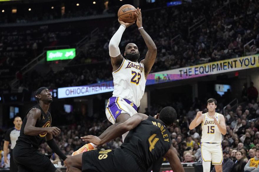 NBA/詹皇征戰湖人8年僅1冠　前主帥：還不夠格建雕像