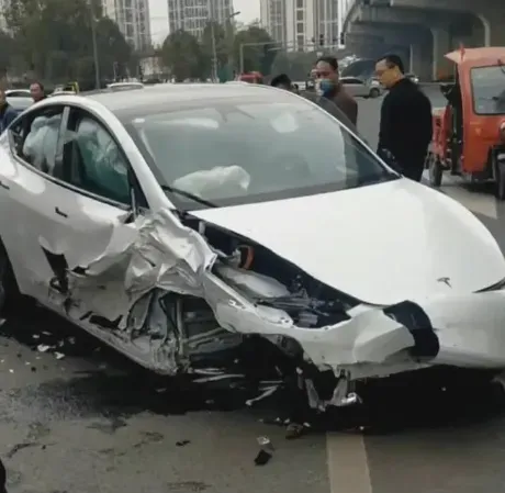 影/上路第一天就出事！特斯拉下匝道後失速暴衝　連撞前方11車致3傷