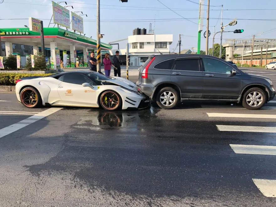 影/法拉利追撞休旅車！車頭「直接插進車尾」　驚人修復費曝光