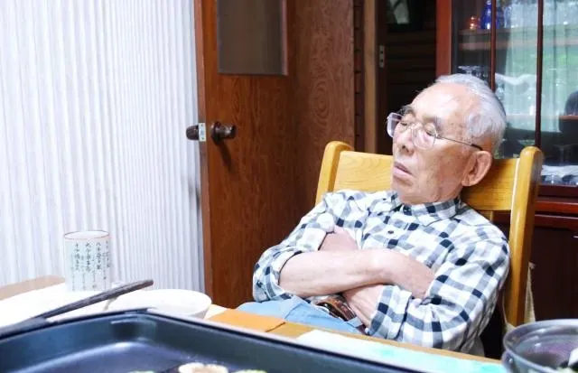 老了打噴嚏骨頭就受傷！營養師揭：鈣一次補太多高吸收率反降低