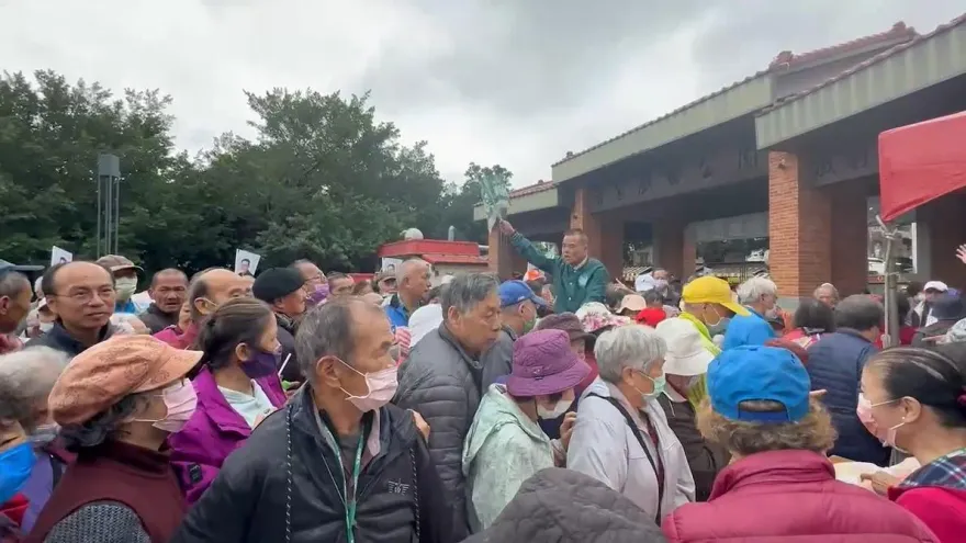 影/徐巧芯送20元壽麵遭控賄選！賴清德造勢場卻大發便當引民眾擠搶