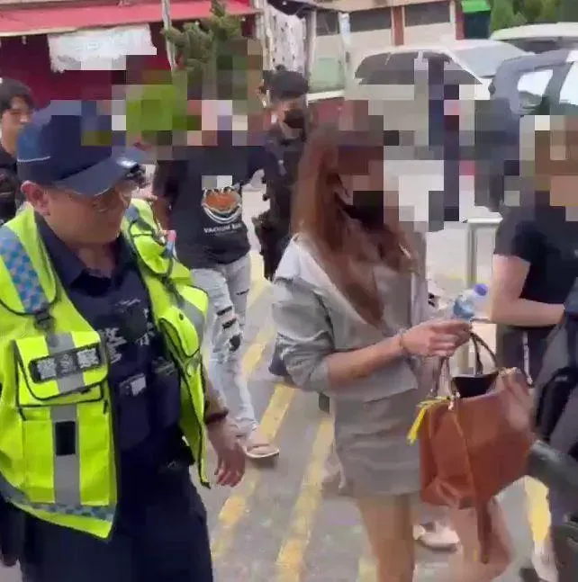 影/長腿小辣椒！高雄妹子修車糾紛竟撂人痛毆　警逮9嫌起槍毒