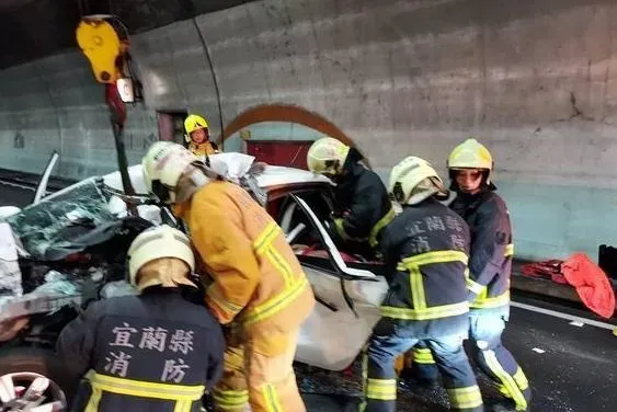 快訊/雪山隧道嚴重車禍！　轎車撞爛「駕駛受困駕駛座」送醫不治