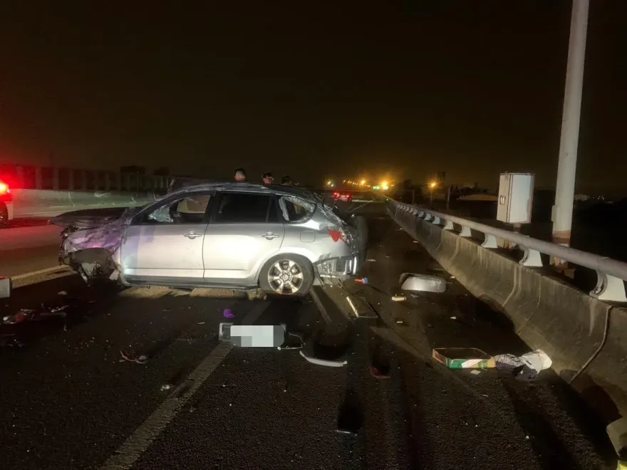 影/台中警誘捕車手！國4「緊追不捨」　嫌犯翻車2傷仆國道