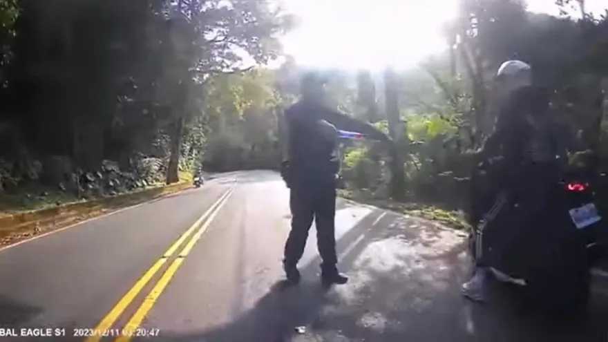 影/取締飆仔！警站北宜路中攔檢　「未放置告示牌」挨轟：撞到算誰的