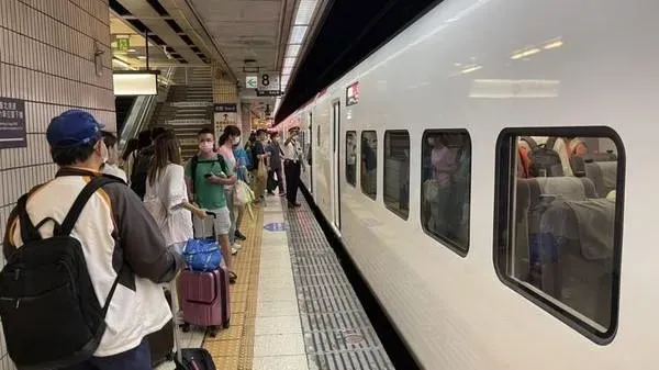 春節車票開搶！高鐵1小時售出近60萬張票　台鐵一晚狂賣31萬張