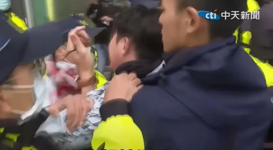 消防員抗議賴清德遭警鎖喉架住！柯文哲嘆「沒必要」再提公安解方