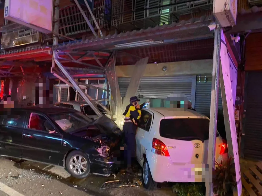 影/苗栗突停電！原來是白車失控連4撞　卡遮雨棚樑柱險駛入民宅