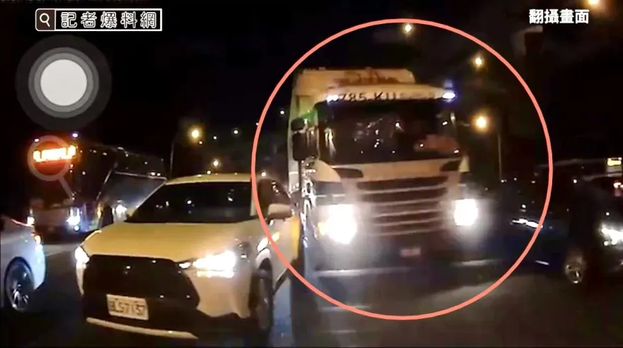 快訊/煞不住？國1林口下坡貨櫃車失控　連撞8車驚險影片曝光