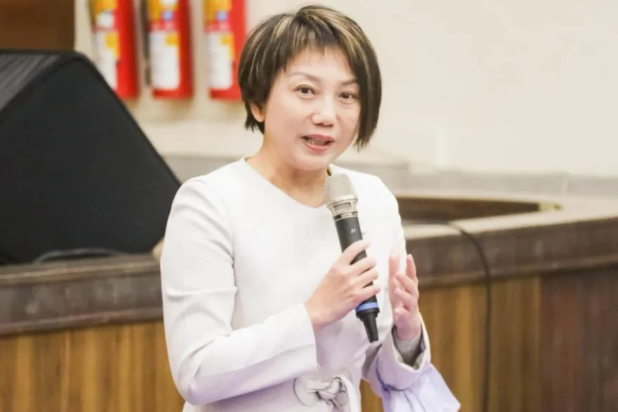 被問冷血突摸記者臉！管碧玲認「不妥」　范雲：她有反省之心
