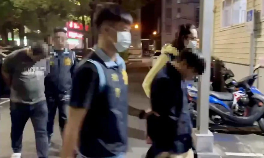 影/衝撞片！詐騙車手面交取款拒捕開車逃逸　撞9車受困車陣警圍捕逮人