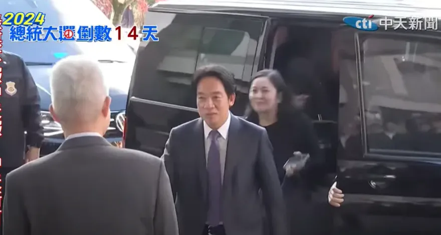總統大選辯論/賴清德率先抵達！　西裝繫「紫色領帶」暗藏玄機