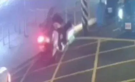影/鬼切出事！台中妹子疑搶快左轉直衝停車場入口　直行車閃避不及慘撞上