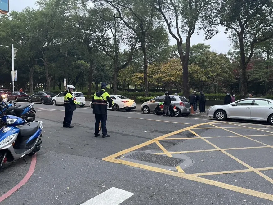 快訊/趕著搬家！中和四號公園騎士撞飛72歲嬤　「雙腿變形」命危搶救