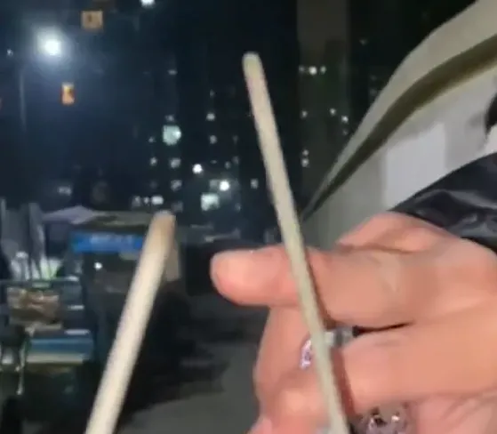影/燒到焦黑還點不著！陸女誤把「電焊條」當「仙女棒」　友人一看超傻眼