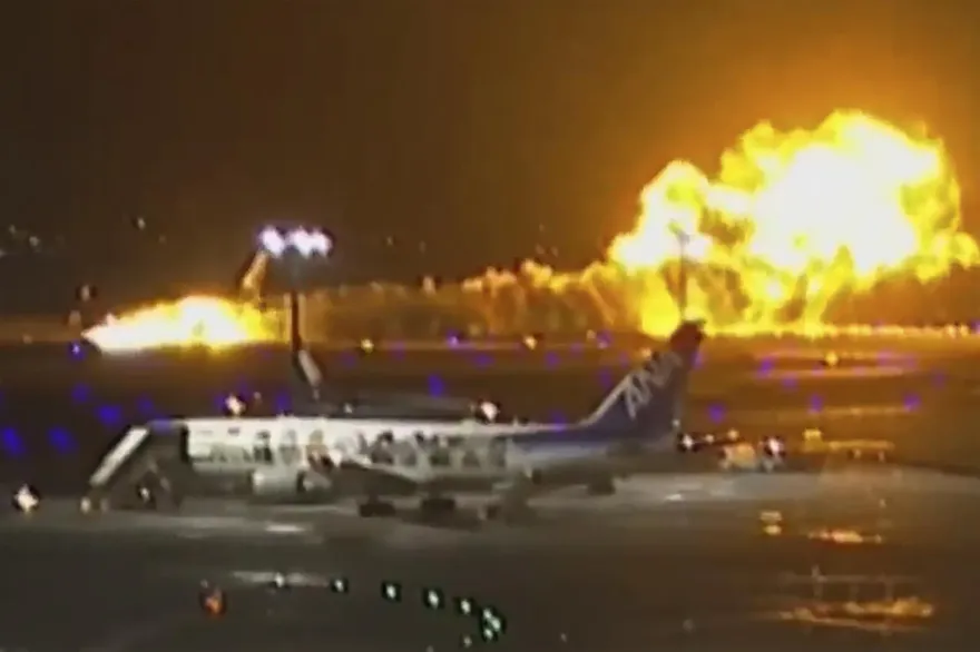 蹦一聲！日航客機燒成火球「機上379人全Safe」　他驚呆：一堆人坐等空姐指令