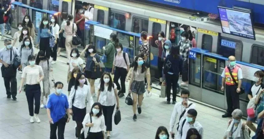 捷運西門站內「沿路全屎」！乘客踩雷險滑倒嚇壞　北捷回應了