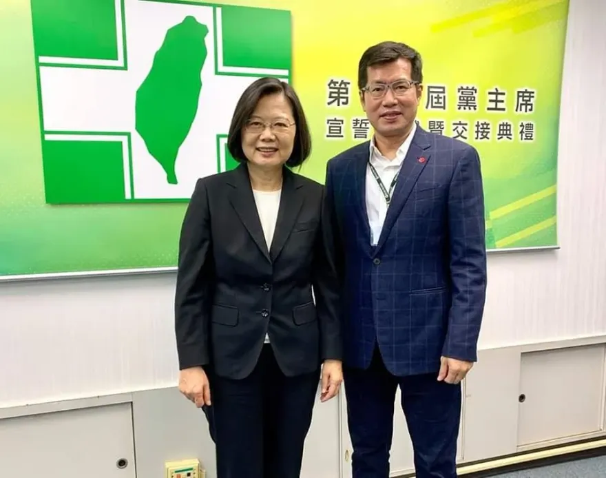羅致政私密片流出是英、新系鬥法？媒體人驚爆江湖傳聞：他被祭旗了