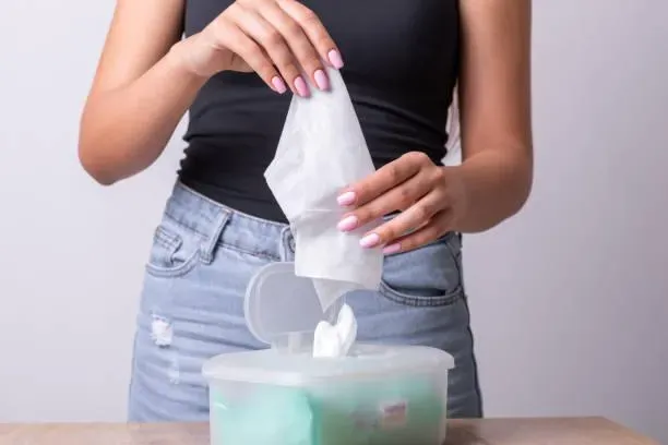 女子屁股反覆「爆膿」好不了！醫曝原因：太愛乾淨「用香味紙巾」擦屁股