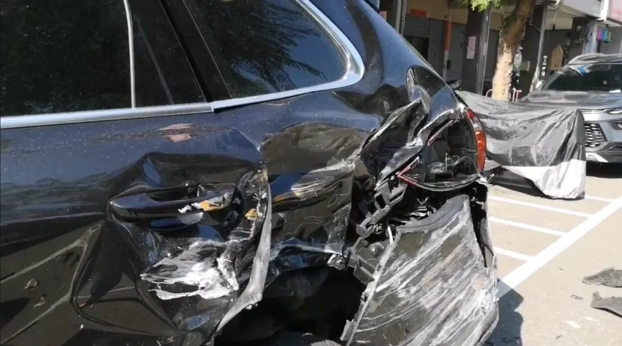 影/台中客運咬保時捷屁股…還波及6機車！修車費恐破百萬