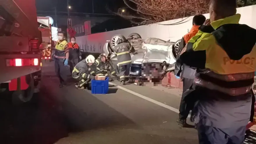 快訊/彰化轎車自撞1死3傷！車輛翻覆駕駛「壓在車內」送醫不治