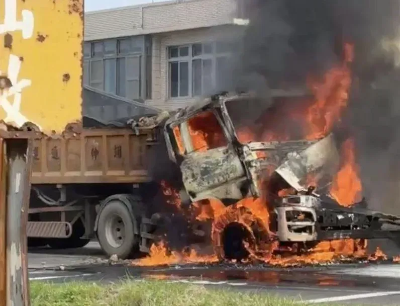 快訊/驚悚現場！桃園砂石車撞砂石車「車頭變火球」　2駕駛急逃