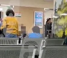 獨家/中天直擊！Toyz「頭包紗布」赴醫院驗傷　女友攙扶下回警局做筆錄