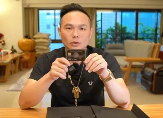 超哥超狂身家遭起底！「開箱黑卡」爆紅　做20年長照賺上億