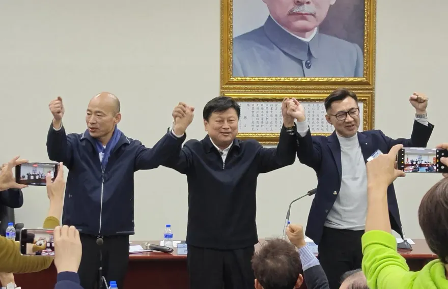 傅崐萁舉起韓國瑜、江啟臣的手！牛煦庭見證大場面驚呼：願成全的男人特別帥