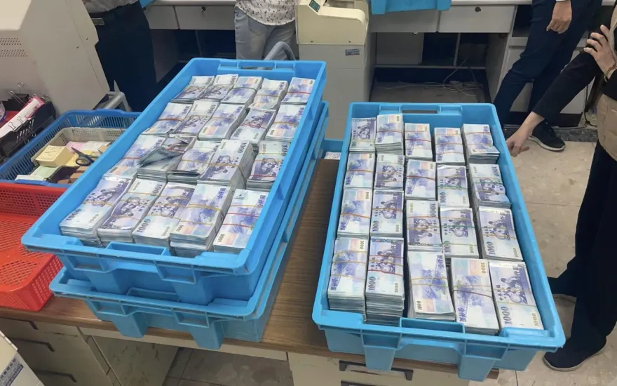 影/超狂堆錢法！虛擬貨幣吸金案警再扣2.5億　律師涉案住處扣4900萬現金