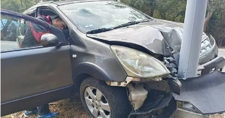 疑不熟路況！金門休旅車自撞路燈車頭凹陷　4人送醫