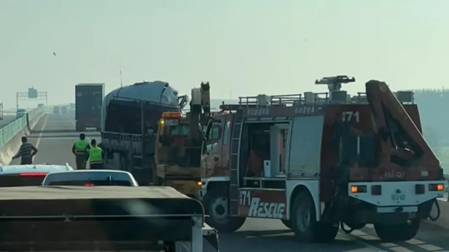 快訊/台61線死亡車禍！大貨車故障停路肩　駕駛下車查看遭撞飛慘死