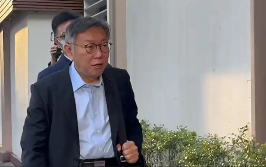 影/柯文哲突現身立法院　「快把媒體擋在外面」