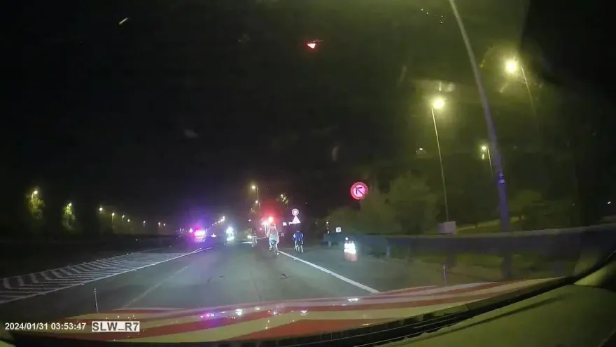 影/驚險片！13歲男童騎單車帶小姊弟誤闖國道　遇警竟還逆向逃跑