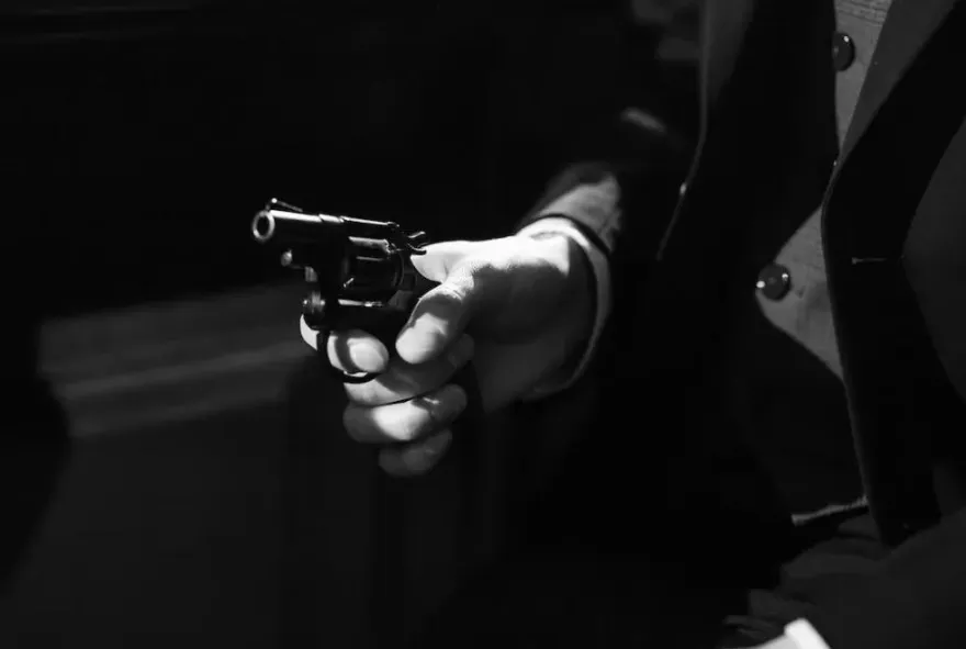 難過美人關1/為酒女爭風吃醋！大亨遭當街射殺　安全帽留破案跡證