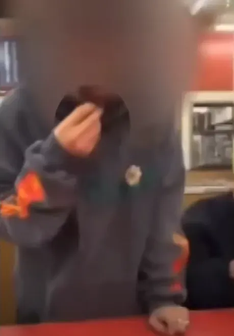 影/又有頑劣份子惡搞店家！男子噁舔拉麵店水壺蓋遭逮　辯稱「只是吹氣」