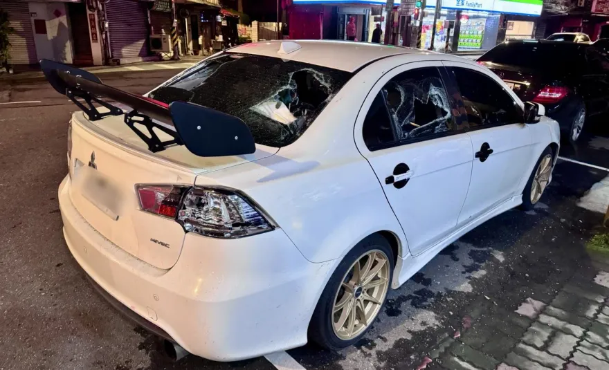 影/新北中和烘爐地暗夜行車糾紛　自小客遭球棒狠砸警逮3人