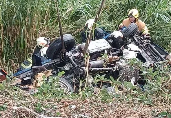快訊/台76線水果車被撞落護欄掉落30m深大排！乘客當場身亡、駕駛搶救不治