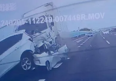 快訊/死亡8秒驚悚曝光！國1彰化段6車嚴重事故　轎車慘遭擠壓成廢鐵「瞬間變火球」