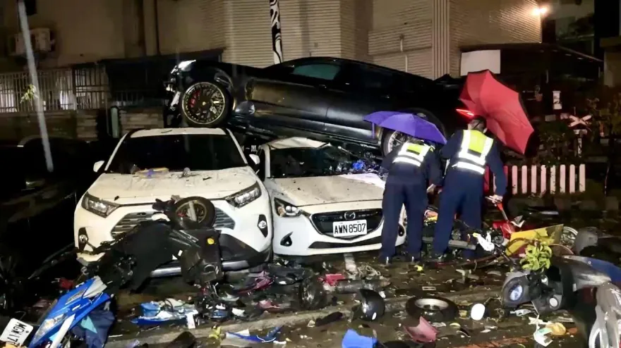 快訊/保時捷半夜撞電線桿毀14車　目擊者：車上2人步行離開