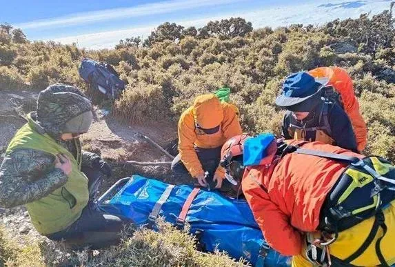 快訊/開春攻嘉明湖！50歲登山客疑不耐低溫昏迷　搜救員趕到已身亡