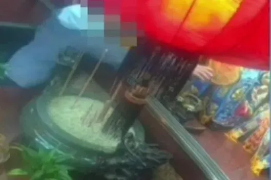 影/神明也敢偷！鐵鉗難毀功德箱　笨賊折返偷金牌失風嚇跪地