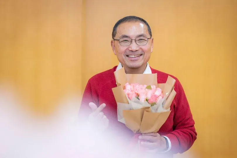 情人節送花給太太　侯友宜曝老派深情告白：甲你牽條條