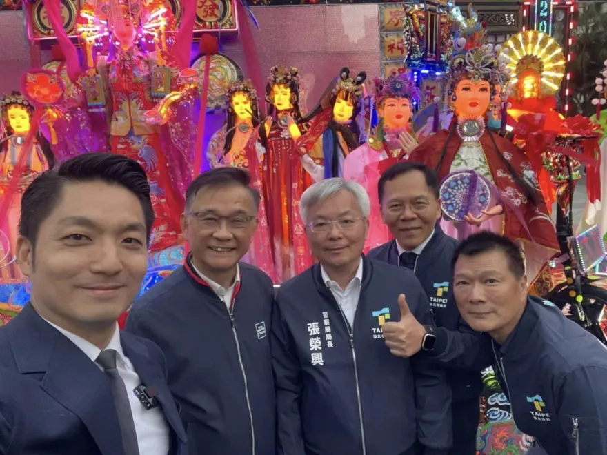 眾神花燈挨酸「元宵變中元」爆紅！作者曝：接到很多禮儀社訂單